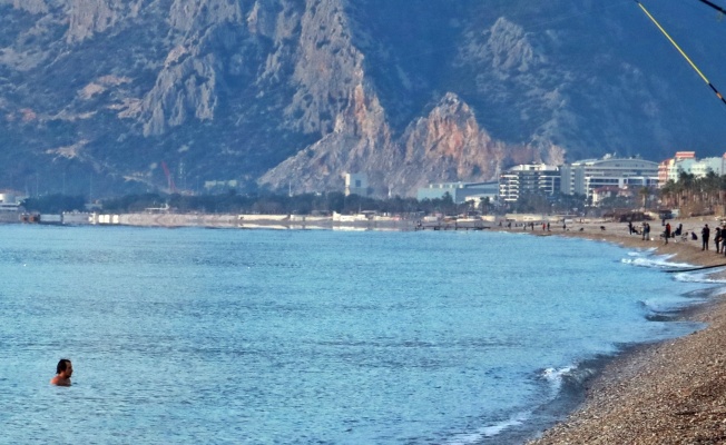 Antalya’da deniz suyu sıcaklığı havanın iki katı oldu, vatandaşlar soluğu denizde aldı