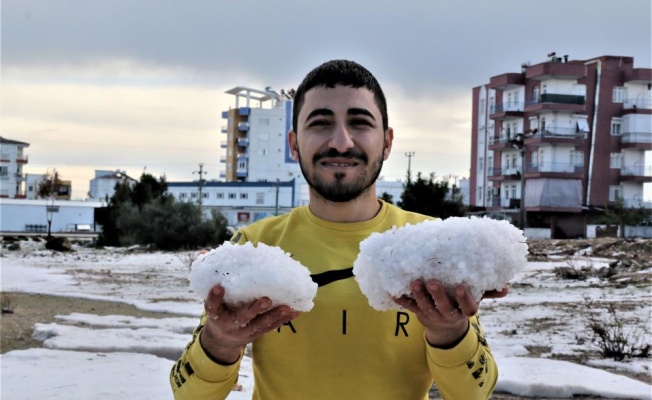 Antalyalılar kar yerine doludan kar topu yaptı