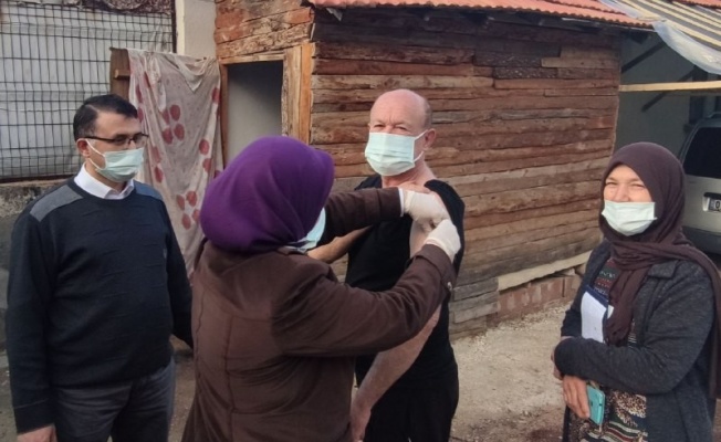 Kumluca'nın uzak mahallelerinde vatandaşlara ‘evde aşı hizmeti’