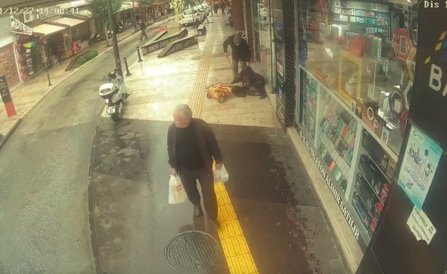 Sokakta yere yığılıp kalan yaşlı kadının eşi ne yapacağını bilemedi, yoldan geçenlerin duyarsızlığı pes dedirtti