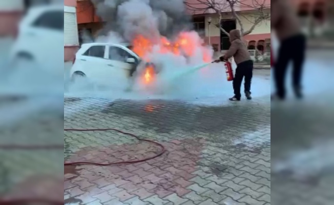 Antalya'da park halindeki iki otomobil çıkan yangında alev alev yandı