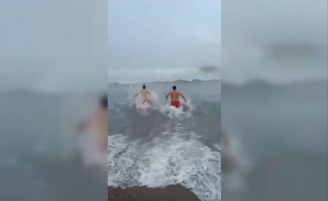 Antalya’da iki kardeş karın sevincini lapa lapa yağan kar altında denize girerek çıkardı