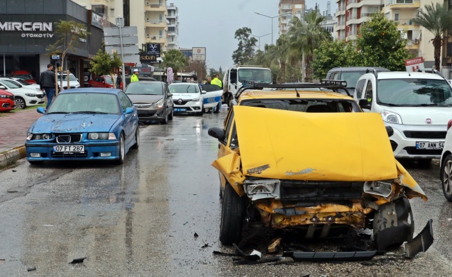 Antalya’da “uyanmasalar iyiydi” dedirten zincirleme kaza