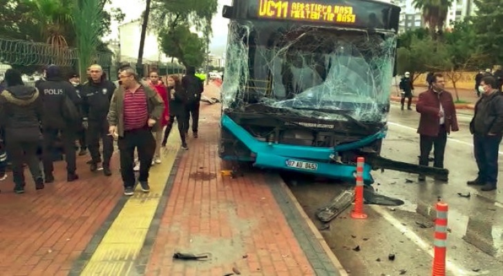 Freni patlayan şehiriçi yolcu otobüsü kontrolden çıktı