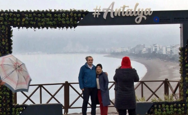 Sabah uyandıklarında kar yağışı gören Antalyalılar kendini sokağa attı